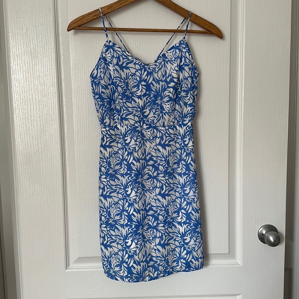 Lulu’s floral print dress, tie back, blue and white, size medium